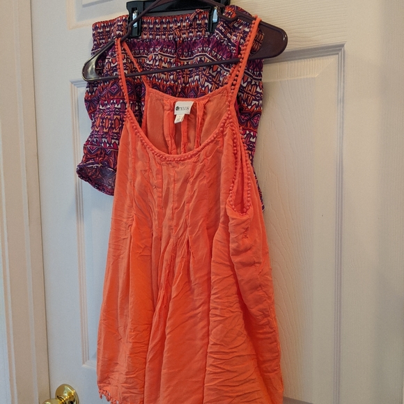 Summer bundle , two tops & pair of shorts - Picture 2 of 4